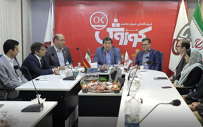 مدیرعامل شرکت فروشگاه‌های زنجیره‌ای افق کوروش در دیدار با همکاران ضمن اعلام این خبر که تعداد شعب افق کوروش از یک هزار و سیصد شعبه عبور کرد، گفت: در حال حاضر شعب شرکت به ۱۳۵۰ فروشگاه نزدیک شده و انتظار داریم که در چند روز باقی مانده از سال، این تعداد نیز بیشتر شود. به گزارش روابط عمومی شرکت فروشگاه‌های زنجیره‌ای افق کوروش، امیرخسرو فخریان مدیرعامل شرکت فروشگاه‌های زنجیره‌ای افق کوروش در دیدار با همکاران ستاد مرکزی افق کوروش، ضمن تبریک سال نو و آرزوی توفیق روز افزون برای تمامی همکاران در سراسر کشور، دستاوردها و موفقیت های پیاپی شرکت را در توسعه ی شعب و کسب مقام اول در فروش و بهره وری را مرهون تلاش بی وقفه همکارانِ سخت کوش افق کوروش عنوان کرد و ابراز امیدواری نمود که این شرکت در سال 98 نیز همچنان با قدرت و توان بیشتری و به نحو شایسته به مردم خدمت رسانی کند و با کارکنان توانمند و صاحب دانش خود منشا تحولات بزرگ در کشور باشد. وی ضمن اعلام این خبر که تعداد شعب افق کوروش از یک هزار و سیصد شعبه عبور کرد، به تحقق بودجه فروشگاهی و سود پیش بینی شده اشاره کرد. به گفته وی، از زمان برگزاری مراسم معارفه شرکت تا کنون، بیش از200 شعبه به افق کوروش اضافه شده است که بخش عمده‌ای از این افزایش شعب به شیوه فرانچایز و اعطای نمایندگی صورت گرفته است. وی در ادامه ضمن اشاره به عرضه سهام شرکت فروشگاه زنجیره‌ای افق کوروش به عنوان بزرگترین و پرفروش ترین فروشگاه زنجیره‌ای در بورس، ابزار خرسندی کرد که افق کوروش توانست پس از دستیابی به بلوغ سازمانی و شفافیت کافی در فعالیت‌ها و دقت کافی در اداره امور، جهت سهیم شدن عموم هموطنان در این کسب و کار پربازده وارد بورس شود و این عرضه و مردمی شدن، خیر و برکت برای مجموعه در پی داشته باشد. وی از افزایش سهم شعب فرانچایز (نمایندگی) افق کوروش در سال 97 نیز خبر داد و افزود: هم اکنون شعب فرانچایز افق کوروش به 322 شعبه رسیده است و هموطنان بسیاری نیز به شیوه فرانچایز در این کسب و کار با ما سهیم شدند. لازم به ذکر است؛ این مراسم با حضور امیرخسرو فخریان مدیر عامل، حسین صبوری قائم مقام مدیرعامل و مهرداد سپاهی معاون مالی، صالح منصوری معاون بازرگانی و وحید کامیاب معاون منابع انسانی برگزار گردید و از هماهنگی و همکاری کلیه واحدهای مختلف ستاد مرکزی منجمله مالی، بازرگانی، برنامه ریزی، بازاریابی، تجهیز، حسابرسی، بازرسی، فناوری اطلاعات، فرانچایز، توسعه کسب و کار، منابع انسانی، کنترل دوربین، حقوقی و روابط عمومی در جهت اهداف و برنامه های شرکت قدردانی شد و همکاران افق کوروش نیز در خصوص اقدامات سال جاری و برنامه های آتی به اظهار نظر پرداختند.
